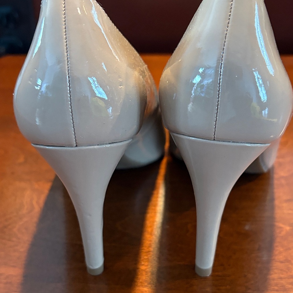 Bandolino Women's Elegant Beige Patent Leather Heels - Picture 5 of 6